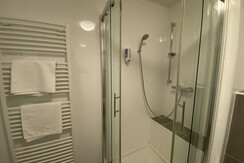 Dusche und Handtuchtrockner im Doppelzimmer - Gästehaus Klöckl Schuster