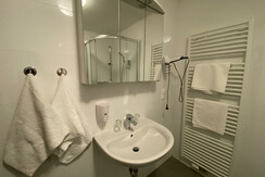 Badezimmer im Doppelzimmer - Gästehaus Klöckl Schuster