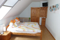 Doppelzimmer mit Gitterbett