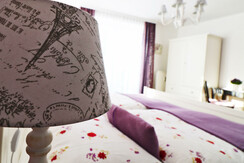 Zimmer Lila Bett & Lampe