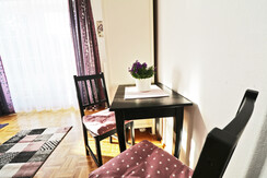 Zimmer Lila Tisch und Sessel