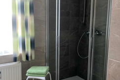 Badezimmer Dusche mit Hocker