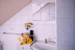 Bathroom with washbasin