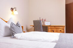 Doppelbettzimmer Steinpilz Schreibtisch