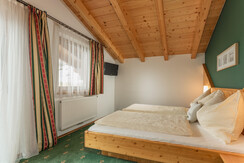 App. Green bedroom with balkony
