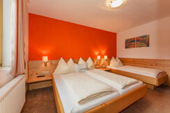 App. Orange bedroom with double- and singlebed
