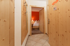 App. Orange anteroom