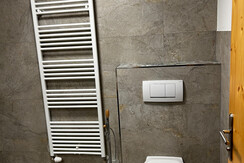 app. Orange - bathroom with shower and toilet