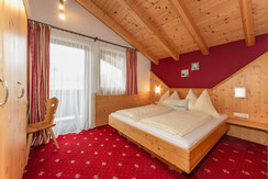 App. Red bedroom