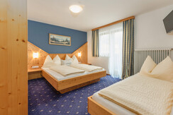 App. Blue bedroom with double- and singlebed