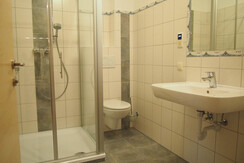 geräumiges Badezimmer