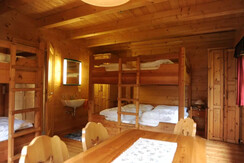 rustikales Schlafzimmer mit Stockbetten