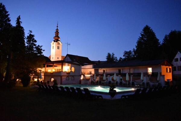 Abendstimmung am Pool | © Familie Zwanzleitner