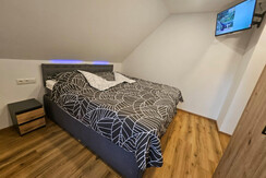 Schlafzimmer mit Smart-TV