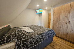 Großer Schrank sorgt für genügend Stauraum