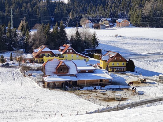 ganze Hof mit Eislaufplatz