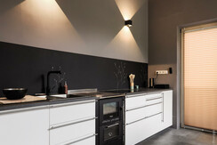 Voll ausgestattete Küche mit E-Herd und Holzherd