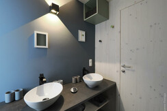 Bad mit 2 Waschbecken und Regendusche