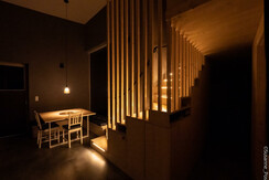 Großer Esstisch und Schranktreppe