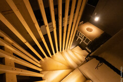 Selbstgebaute Treppe aus weiß geöltem Fichtenholz