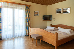 Bett mit Terrassentür