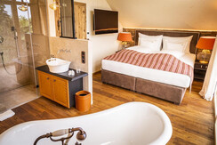 Schlafzimmer mit freistehender Badewanne