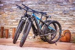 Benützung der neuesten CUBE E-Mountainbikes