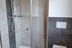 Badezimmer mit Dusche, WC