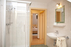 Grundnerhof - Familienzimmer - Bad mit Dusche, WC