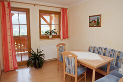 Grundnerhof - Familienzimmer - Sitzecke und Balkon