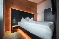 "GUST" FOR 4 - VIEW Planai - bedroom with TV