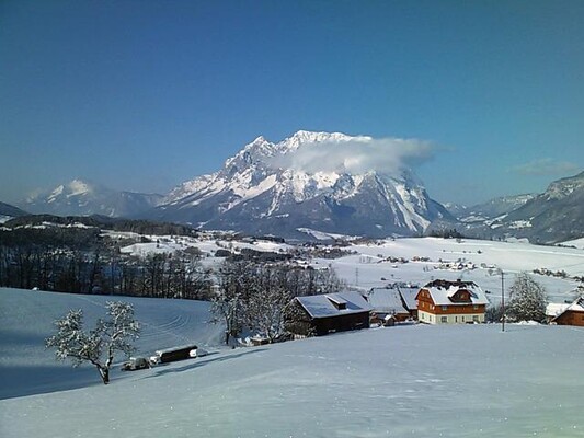 Bauernhof mit herrlicher Winterlandschaft