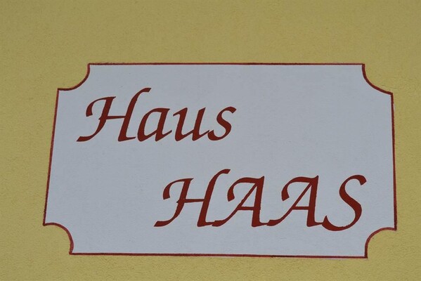 Schild Haus Haas
