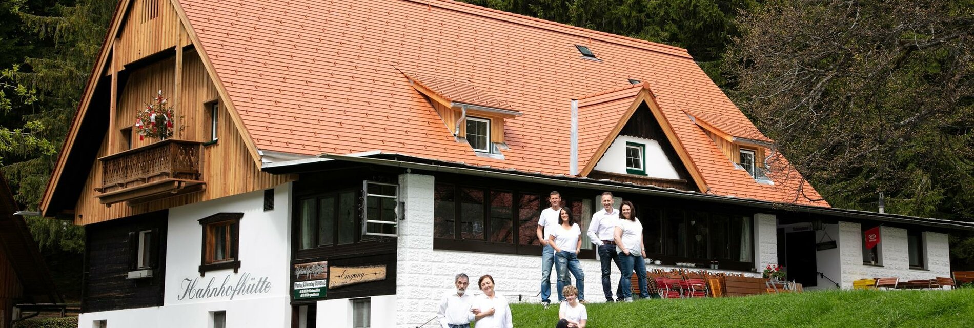 Blick auf die Hahnhofhütte von der Zufahrt