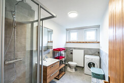 Badezimmer mit Dusche und WC