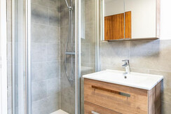 Dusche mit Waschtisch