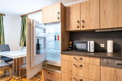 Voll ausgestattete Küche mit Mikrowelle