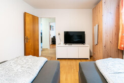 Großer Fernseher im Schlafzimmer