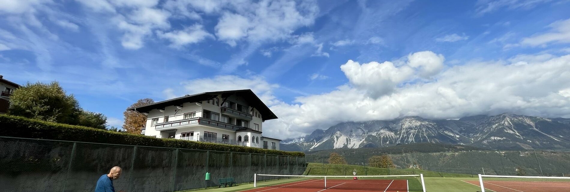 Haus Central mit Tennisplatz