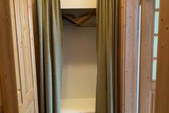 Stauraum im größeren Zimmer