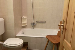 Badezimmer im kleineren Zimmer