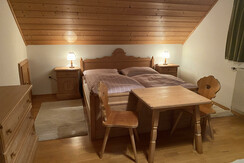schönes Doppelzimmer mit Kommode und Balkon