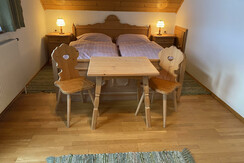 ruhiges Zimmer mit Sofa, waldseitig
