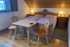 Zimmer mit Blick auf den Wald hinter dem Haus