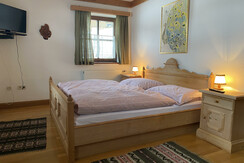 helles Doppelbettzimmer
