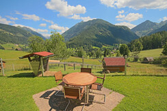 Outdoor-Sitzgelegenheit lädt zum Entspannen ein