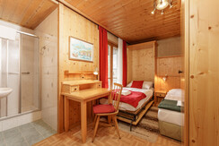 2 single beds with bathroom