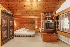 Bedroom with 1 double bed and 1 single bed