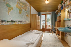 Single room with washbasin