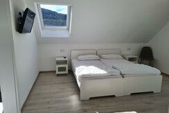Schlafzimmer 1 ensuite mit Bad
